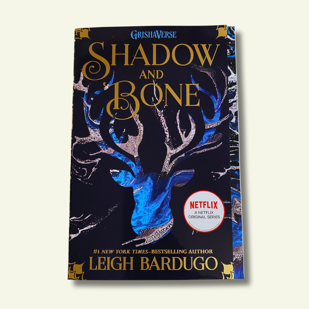 Shadow and Bone (The Shadow and Bone Trilogy, 1)